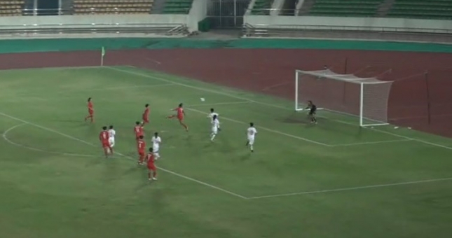 U16 nữ Việt Nam chật vật vượt qua Lào nhờ bàn phản lưới nhà
