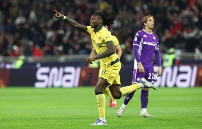 Leao tỏa sáng, Milan đánh chiếm ngôi đầu