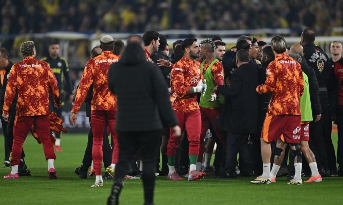 Derby Istanbul náo loạn ẩu đả dữ dội giữa Galatasaray và Fenerbahce