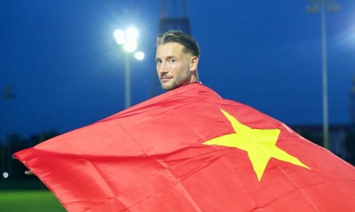 Cựu hậu vệ Ajax tiết lộ mức thu nhập bất ngờ ở Việt Nam