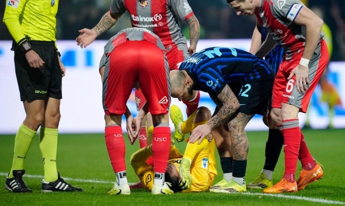 Inter Milan bị phạt nặng vì CĐV ném pháo vào cầu thủ Indonesia