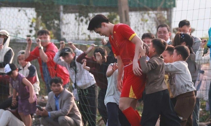 Đình Bắc tỏa sáng với 4 bàn, ủng hộ 60 triệu cho bà con khó khăn