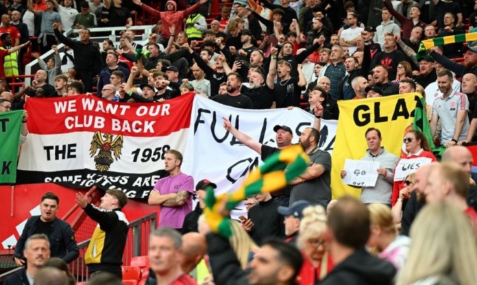 Thắng kém thuyết phục, fan Quỷ đỏ 'ngồi biểu tình' ngay trên khán đài Old Trafford