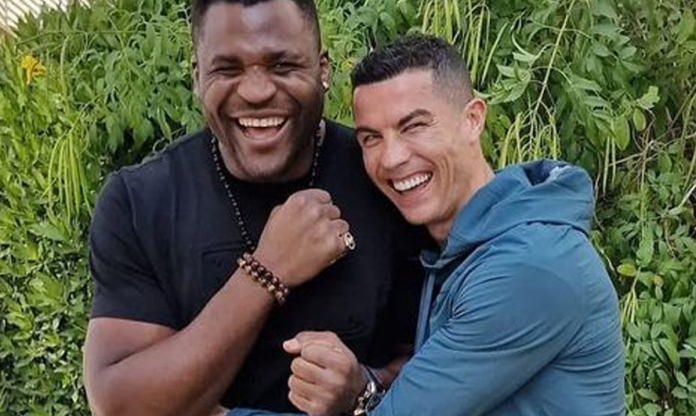 Chơi sang, Ronaldo tặng quà xịn cho 'em trai' trước ngày thượng đài