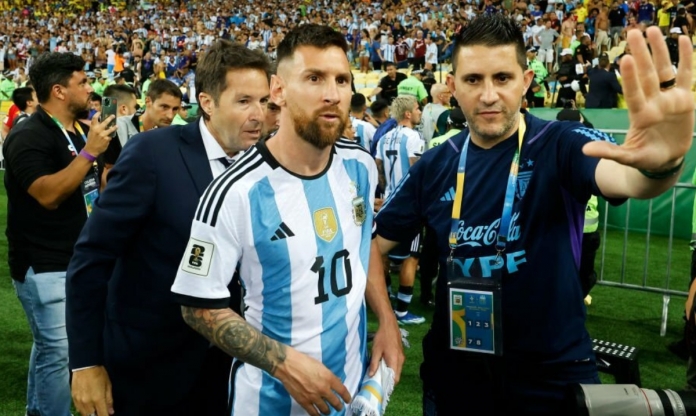Hô hào các đồng đội rời sân ngay lập tức, Messi nói gì?