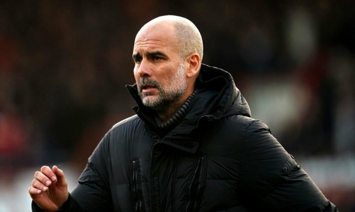 Pep Guardiola tức giận, hành động không đẹp với thành viên ban huấn luyện