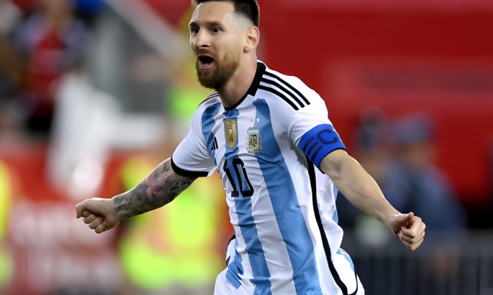 Messi xin đổi áo với 'thần tượng' khiến các khán đài trầm trồ