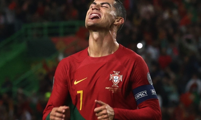 Đồng đội chỉ Ronaldo đã hết thời, không thể 'gánh' tuyển Bồ Đào Nha