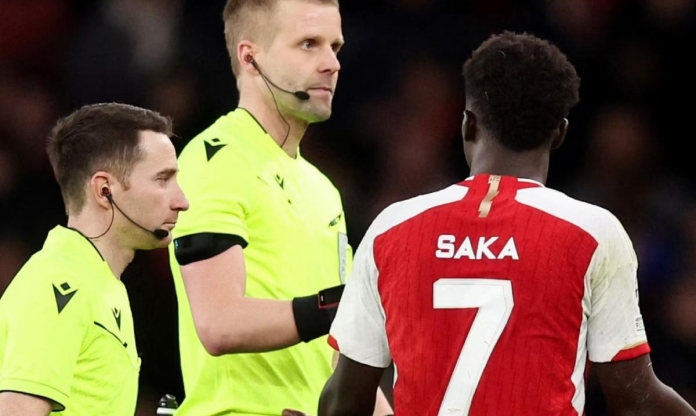 CĐV phản ứng dữ dội khi Bukayo Saka 'bị cướp' penalty cuối trận