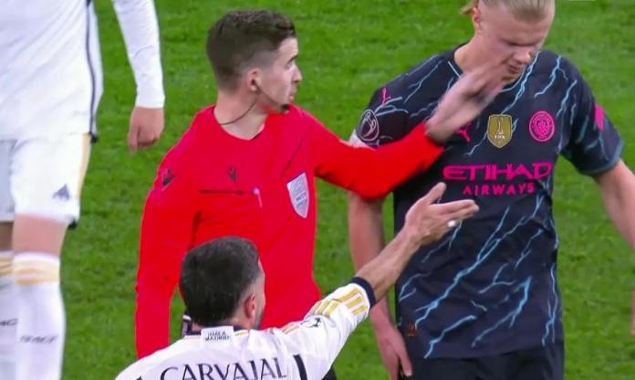 Haaland bị trọng tài 'tát vào mặt' trong trận đấu với Real ở Cúp C1​