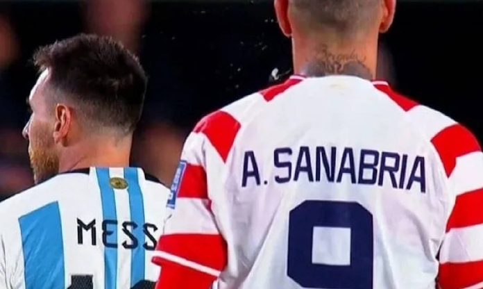 Cầu thủ Paraguay có hành động xấu xí với Lionel Messi