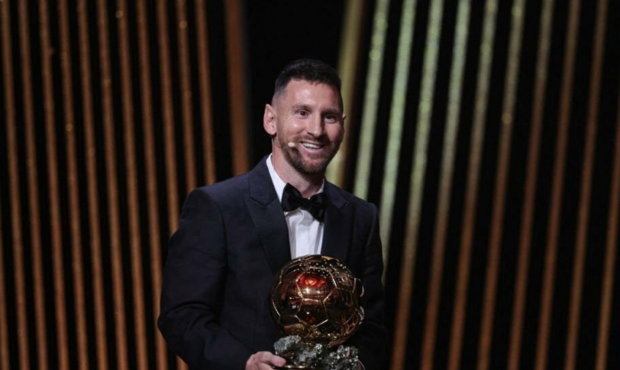 Bước lên bục vinh quang, Messi xác định luôn cuộc đua Quả Bóng Vàng tương lai