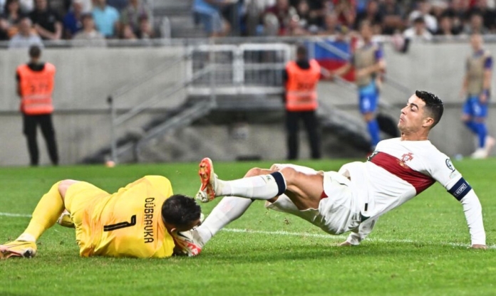 Cristiano Ronaldo thoát thẻ đỏ khi phạm lỗi nguy hiểm với cựu cầu thủ MU