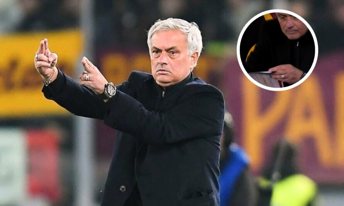 Mourinho hành động khiến tất cả tò mò trong trận cầu 3 thẻ đỏ