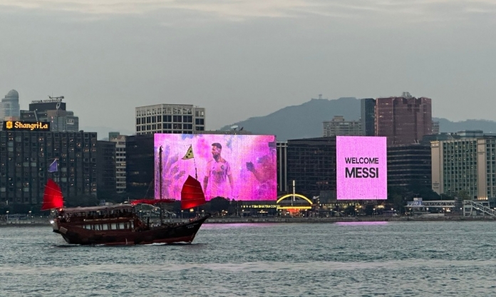 Đặt chân đến Hong Kong, Messi làm fan lo lắng