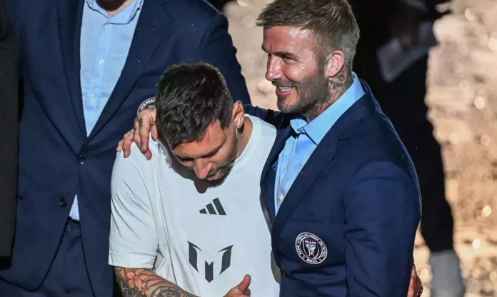 Khoảnh khắc huyền thoại: Messi, Beckham tạo dáng bên chiếc cúp lịch sử