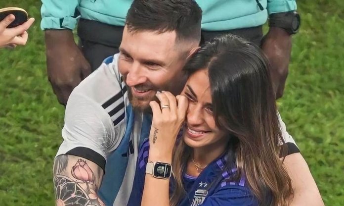 Messi bị trai lạ hôn vào nơi nhạy cảm, Antonella cười ra nước mắt