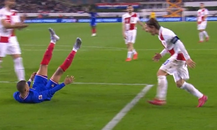 Modric 'dằn mặt' Mbappe vì ăn vạ kiếm penalty