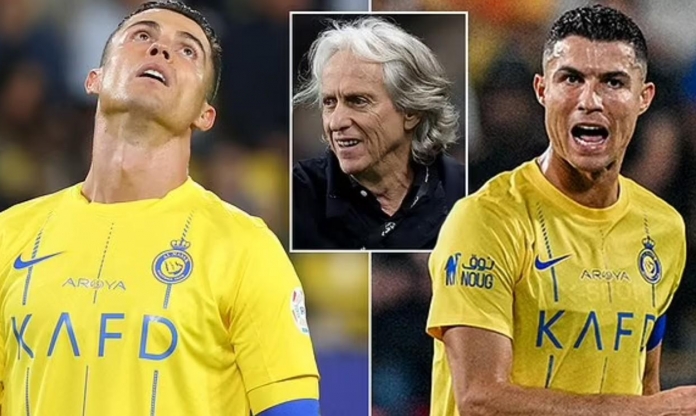 Đối thủ của Ronaldo sa thải HLV vô địch