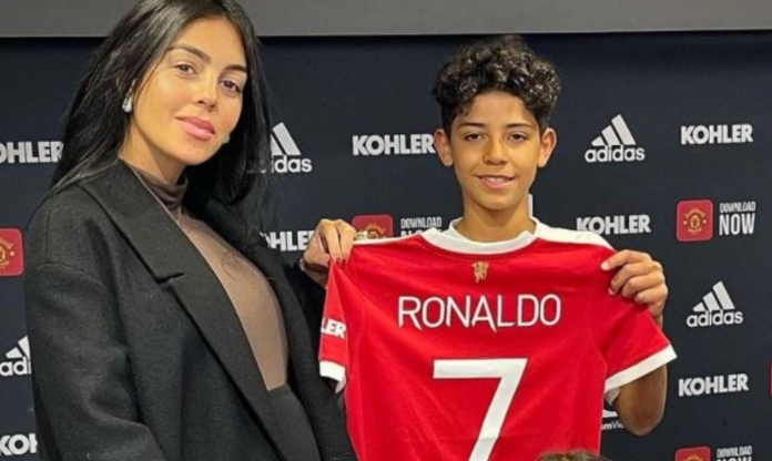 Con trai Ronaldo khiến châu Âu 'phát cuồng', thương vụ khoác áo MU tới gần