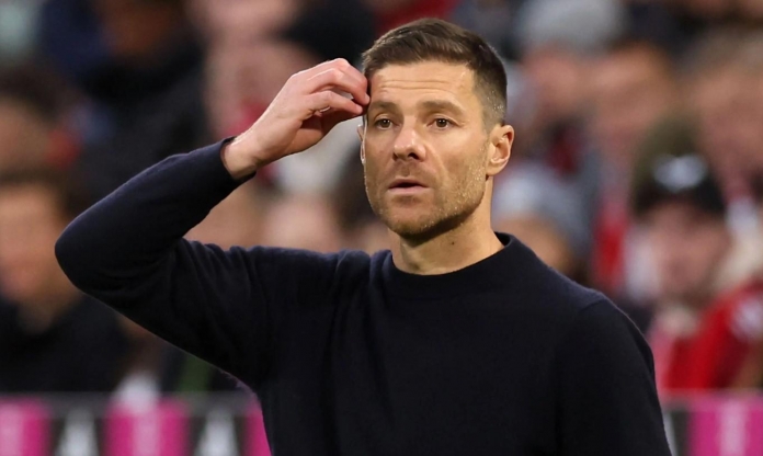 Xabi Alonso bị chỉ trích công khai