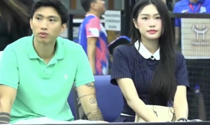 Doãn Hải My xem pickleball cùng Đoàn Văn Hậu, visual sáng cả khán đài