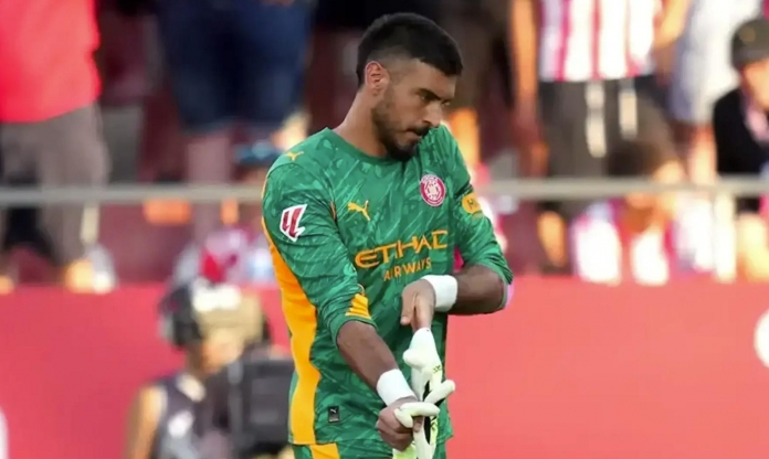 Đồng đội từ chối thi đấu, thủ môn đang sốt 38 độ vẫn phải ra sân