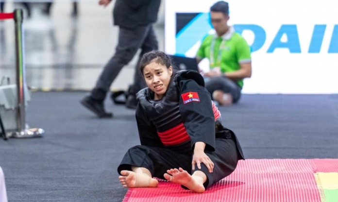 Nén đau tới bật khóc, nữ võ sĩ Việt Nam tự nắn ngón chân bị gãy rồi giành HCB SEA Games