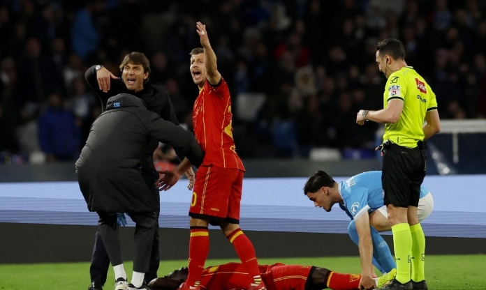 Sao Serie A đột quỵ trên sân, HLV Conte bàng hoàng tột độ