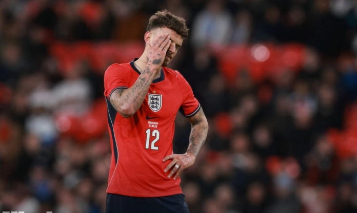 Sao Arsenal bị chính CĐV đội nhà đòi đuổi khỏi sân