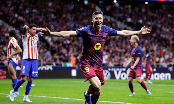 Lewandowski ghi bàn bằng ngực, Barca đánh gục Atletico để chạm tay vào ngôi vương