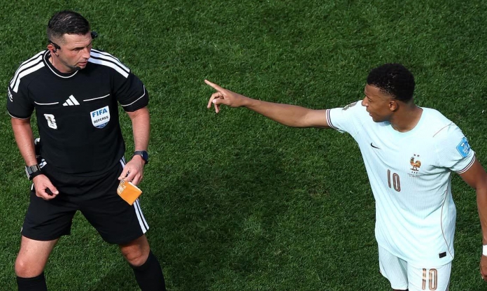 Khoảnh khắc 'chỉ đạo' trọng tài gây sốt của Mbappe