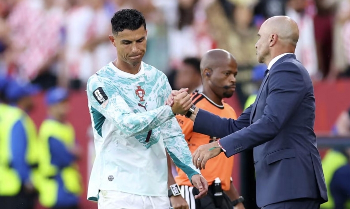 HLV Bồ Đào Nha nói thẳng lý do Ronaldo bị thay ra ngoài