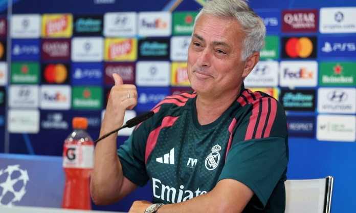 Mourinho dạy cho Hansi Flick bài học nhớ đời tại Camp Nou