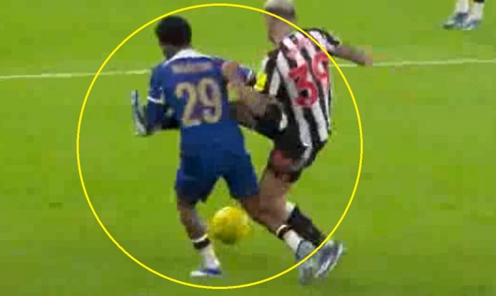 Sao Newcastle 'bỏ bóng đá người' gây phẫn nộ