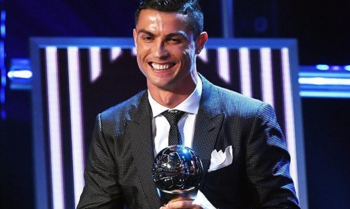 Tranh cãi lại bùng nổ khi Ronaldo nhận giải hay nhất thế giới