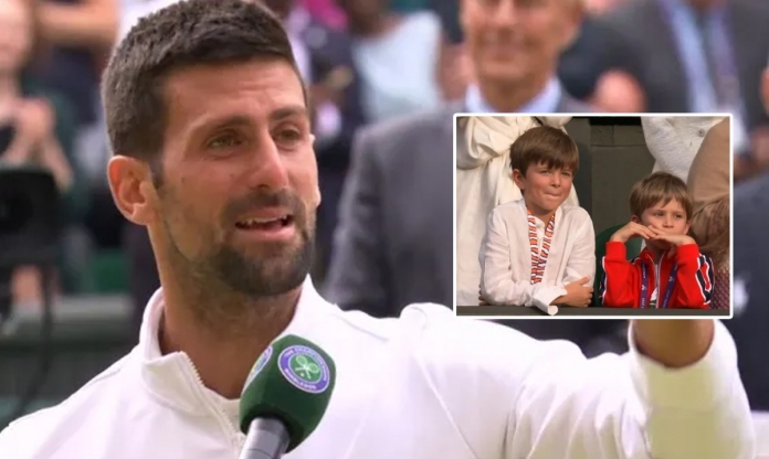 Novak Djokovic đập vợt, bật khóc khi nhìn các con trên khán đài