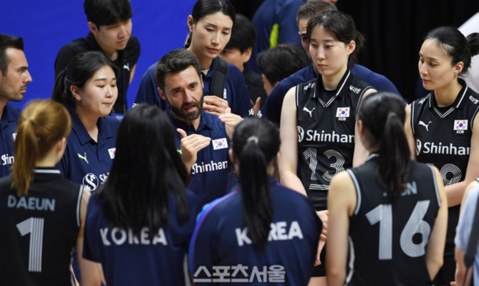 HLV bóng chuyền nữ Hàn Quốc gặp khó trước thềm đấu Việt Nam tại ASIAD 19
