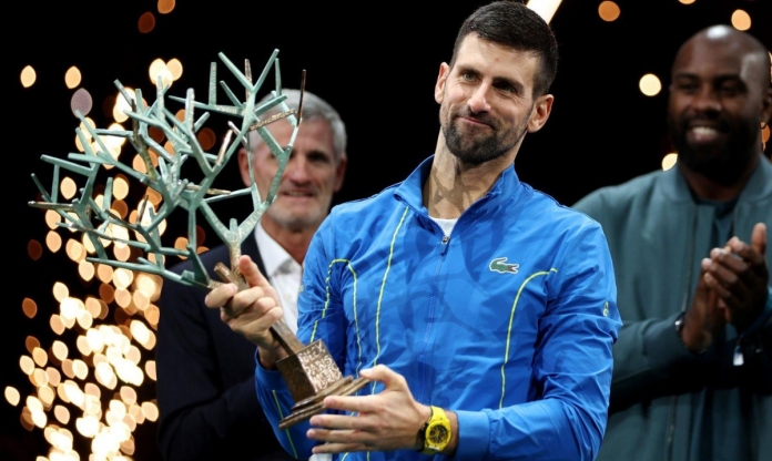 Novak Djokovic có hành động ‘ấm lòng’ sau khi vô địch Paris Masters
