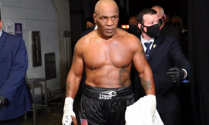 Mike Tyson khoe vóc dáng ấn tượng ở tuổi 58