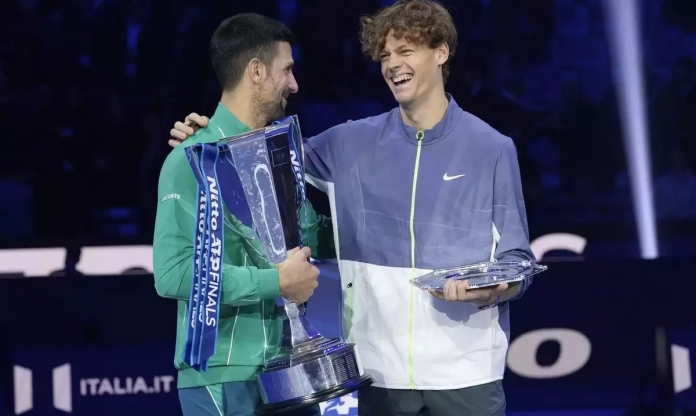 Djokovic chúc mừng Sinner trở thành tân số 1 thế giới