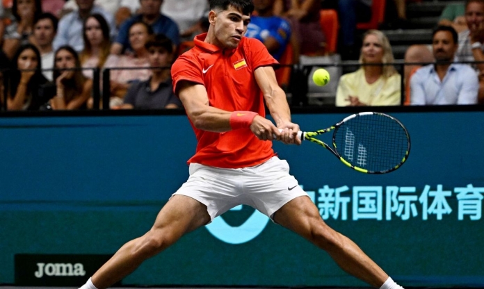 Đối thủ bỏ cuộc, Alcaraz đưa Tây Ban Nha đến chiến thắng đầu tiên tại Davis Cup Finals 2024