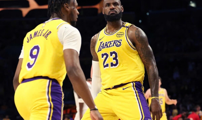 LeBron James và con trai tạo nên lịch sử 'có một không hai' tại NBA