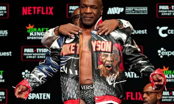 Mike Tyson lập kỷ lục mới dù thua Jake Paul