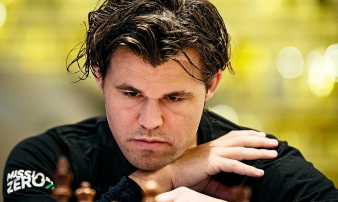 'Vua cờ' Carlsen thua sốc kỳ thủ 15 tuổi