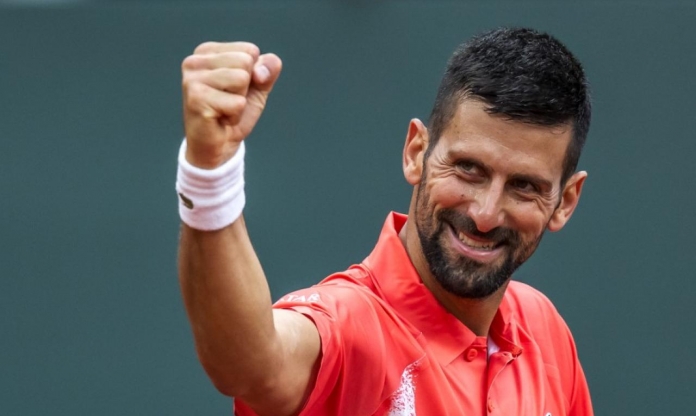 Djokovic thắng trận đầu tiên trên sân đất nện trong năm nay
