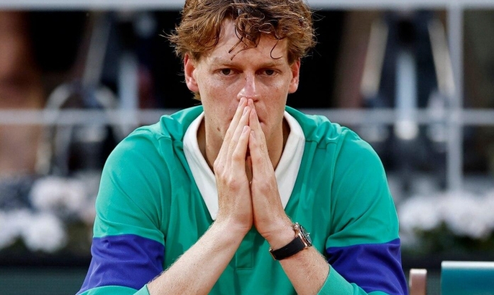 Jannik Sinner thua sốc trận đầu tiên trên sân cỏ