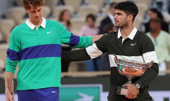 Alcaraz áp sát Sinner, Djokovic tiếp tục tụt hạng