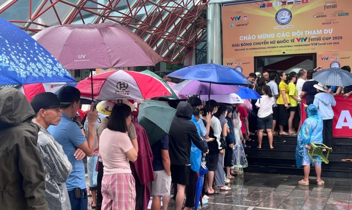 Người dân đội mưa, xếp hàng dài mua vé xem VTV Cup 2025