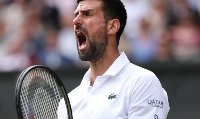 Djokovic thoát hiểm vào tứ kết Wimbledon, Sinner thắng nhờ đối thủ bỏ cuộc